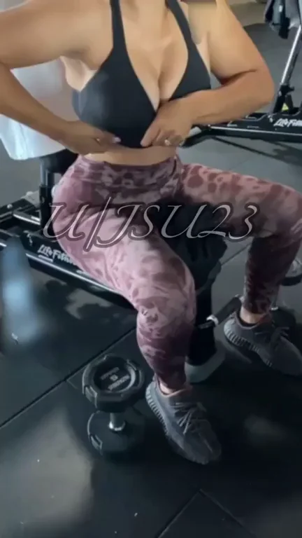 F40 Gym Slut Flashing Her Thick Curves 💦🏋️‍♀️