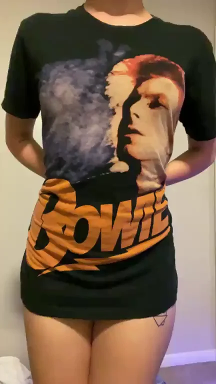 Redhead Tease Drops In: Bowie Tee Twerk & Bare Ass Shake