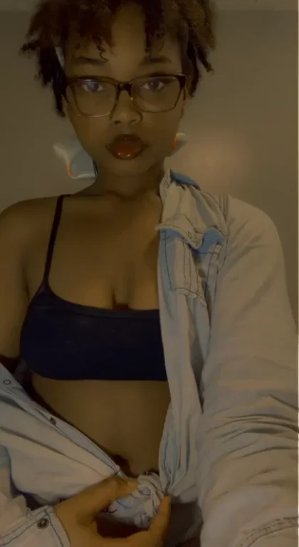 Sweet Chocolate Nipple Tease: Amateur Ebony Titty Drop