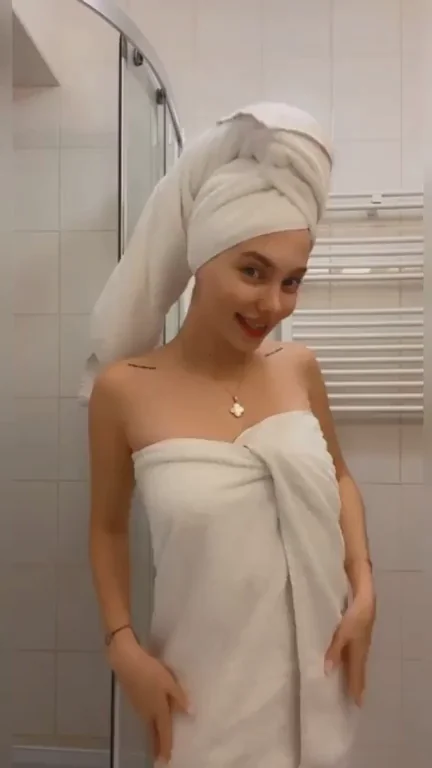 18yo Natural Slut Drops Towel for Happy Nudes 😍🧡