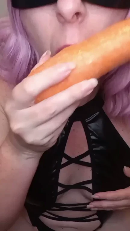 MILF Craves Big Carrot Cock to Slurp & Suck 😈🥒💦