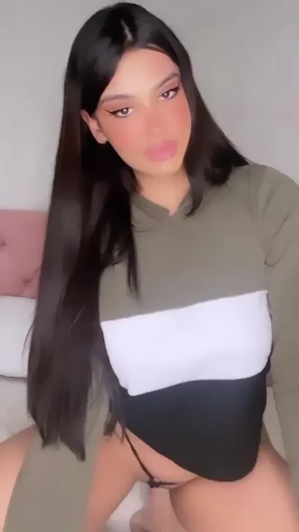 Hot Amateur Babe Drops Her Massive Tits Just for You
