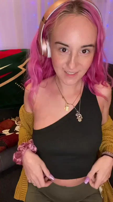 Petite Kimmypxxx Drops Her Massive Titties 🍈🍈🔥