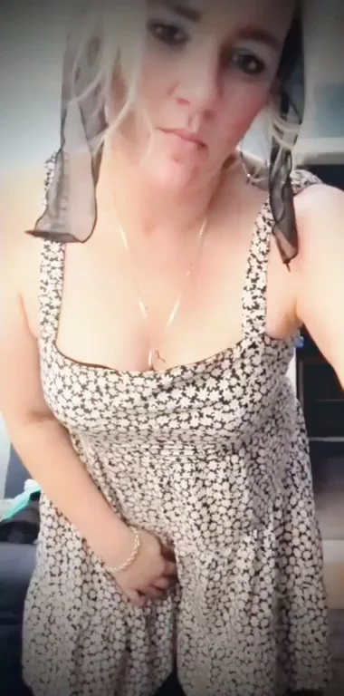 Sundress Tease: 30+ MILF Twirls, Lifts & Spreads Her Juicy Ass & Pussy