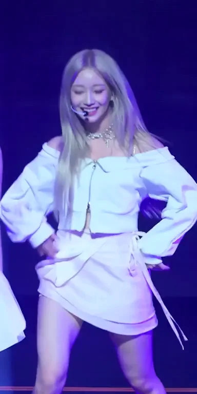 STAYC Sumin's Teasing Skirt Dance 💃🔥