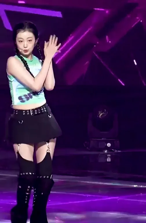 🔥 Léa’s Cheeky Kpop Tease – Thicc Thighs & Slutty Skirt Flash 💦