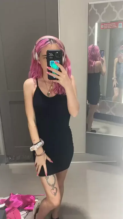 Fuck me right here in this changing room please [gif]