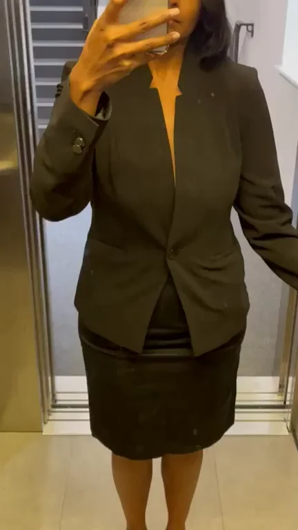 Mom's Massive Cleavage Good Morning Tease in Elevator 😍🍑💦