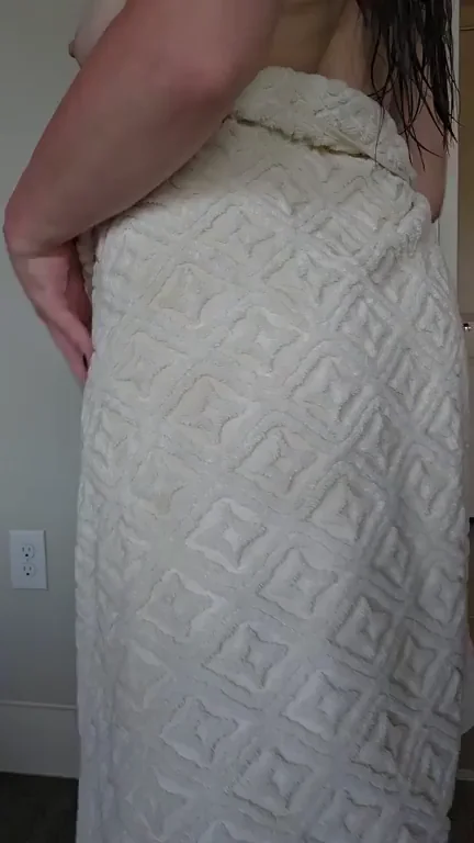 Fresh rear pussy from the shower