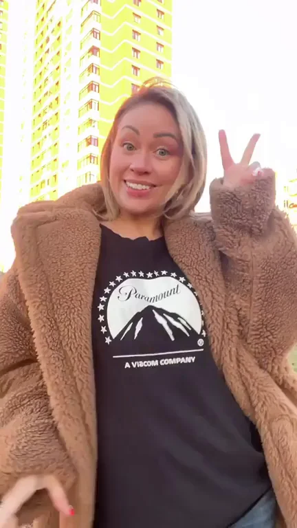 Russian Slut Flashes Massive Tits in Public 🫦🍈🍈