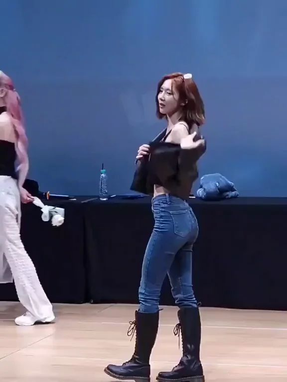 Yoohyeon Dreamcatcher: Slutty Jean Ass Tease on Stage