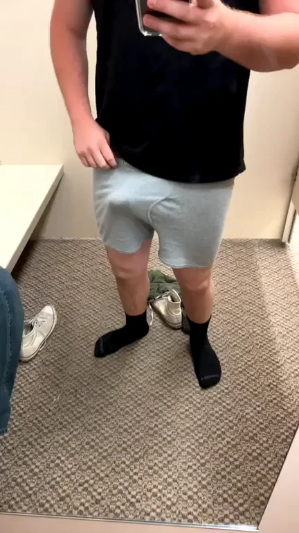 Changing rooms are so much fun 😁‰