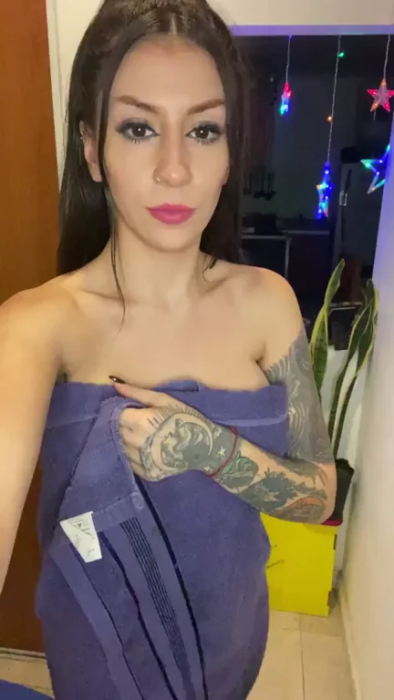 Towel Tease Bombshell: Stacked Inked Vixen Drops & Bares All