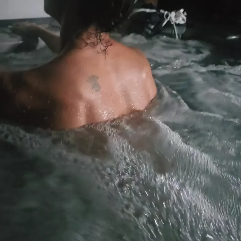 MILF's Juicy Ass Tease in Hot Tub 💦🍑