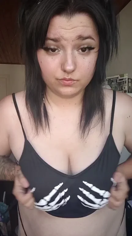 🖤 Big Tiddy Goth GF Offers Her Massive Tits Yours 😈💦