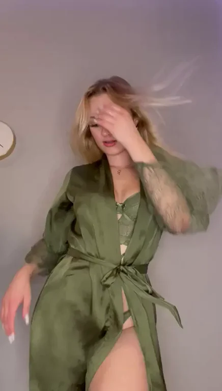 Glam Blonde Babe Shakes Her Juicy Booty in Sexy Green Lingerie 🍑💚