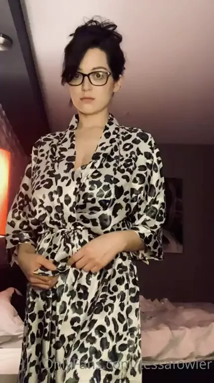 🔥 Glasses Babe's Leopard Robe Tease & Full Nude Drop! Pack in Comments? 😈