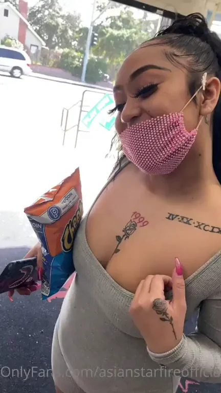 Cashier has to rate her tits [GIF]