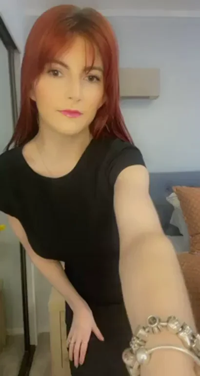 Tell Me What You'd Do to This Juicy Redhead Ass 🍑🔥