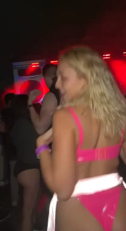 Dubstep Beats Make This Festival Slut's Ass Bounce 🍑🔥