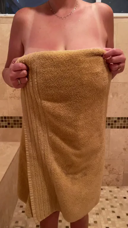 🫳 Craving Back Rubs After Hauling These Massive Tits All Day [Titty Drop Reveal] 🔥