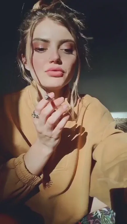 Smoking and chill with me ?