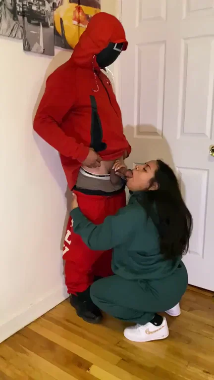 Squid Game Cosplay Gone Wild: Horny Slut Sucks Masked Cock 🍆🔴