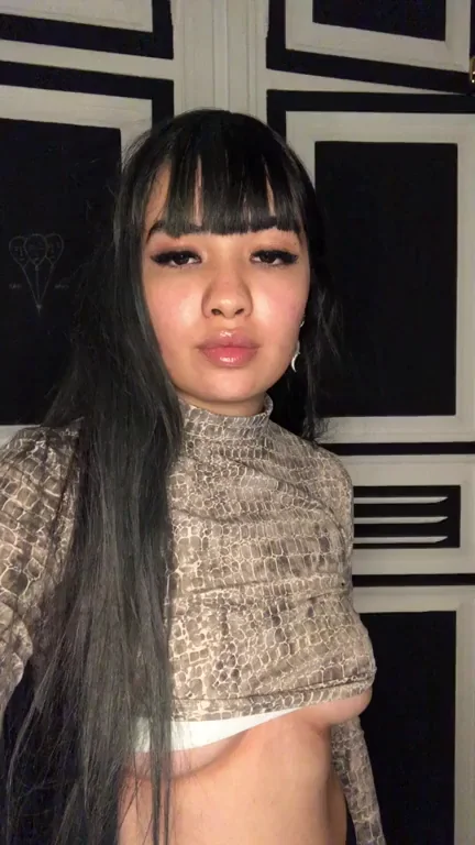 Inviting a Lucky Redditor to Cum All Over My Thick Ass 🍑💦