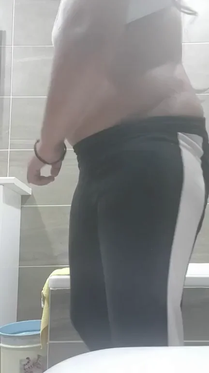 Real Asian Teen Strips Off Tight Leggings for Juicy Bubble Ass Tease