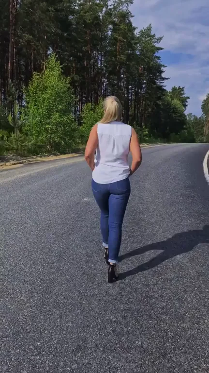 MILF Mom's Juicy Snack Ass Jogging in Tight Jeans 💦🍑
