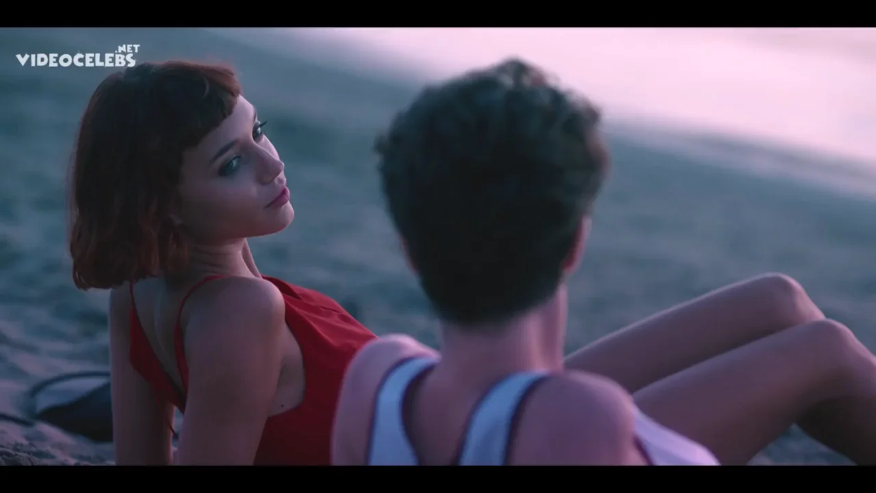 Amanda Campana in her first lesbian scene on TV 'Summertime' (2020)