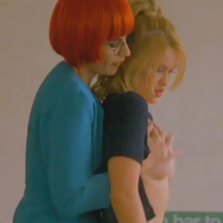 Yuliya Mayarchuk & Francesca Nunzi - Perfect Lesbian plot in 'Cheeky' (2000)