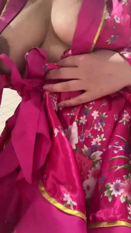 Juicy Asian Babe Teases Her Tasty Pussy in Pink Kimono