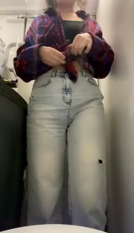 Would you fuck this bad girl on a plane?