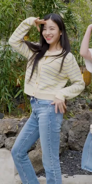 🔥 Wooyeon from Woo!ah! Teasing in Tight Jeans & Cute Top 😍