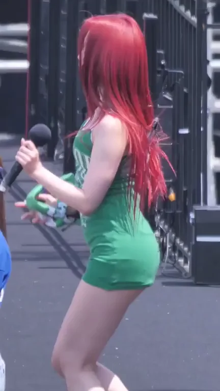 🔥 STAYC Isa's Slutty Green Dress Ass Shake on Stage 💚🍑