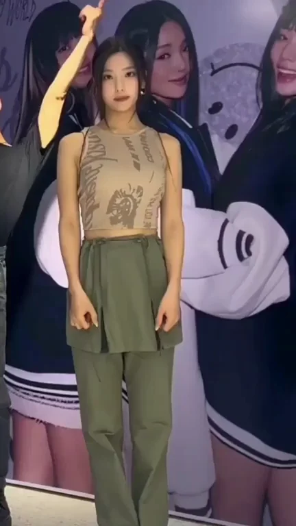 🔥 Saerom from fromis_9 Teasing in Tight Cargo Pants & Crop Tops 💦
