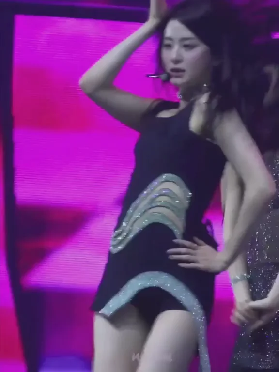 LE SSERAFIM - Yunjin