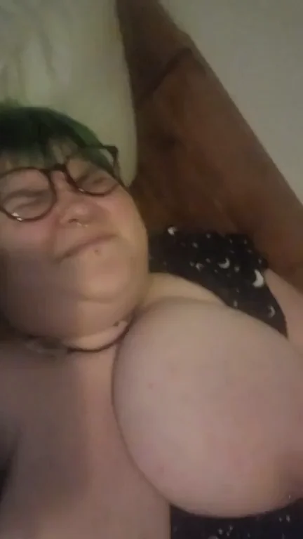my BBW bestie gave me a helping hand when I got horny 😁