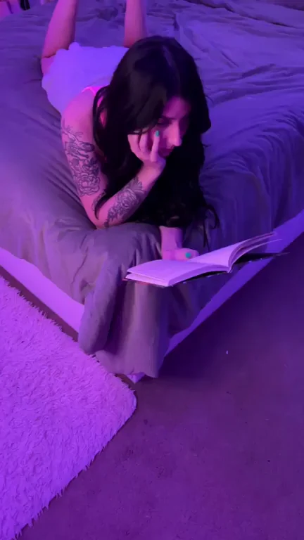 Inked Slut Reads While Getting Her Pussy Fingered Freeuse Style