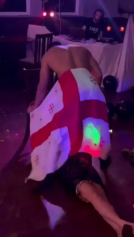 UK Pleasure Boy mouth fucking lady on stage