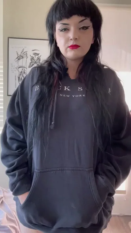 Leopard Tease: Alt Babe's Hoodie Hike & Juicy Ass Reveal