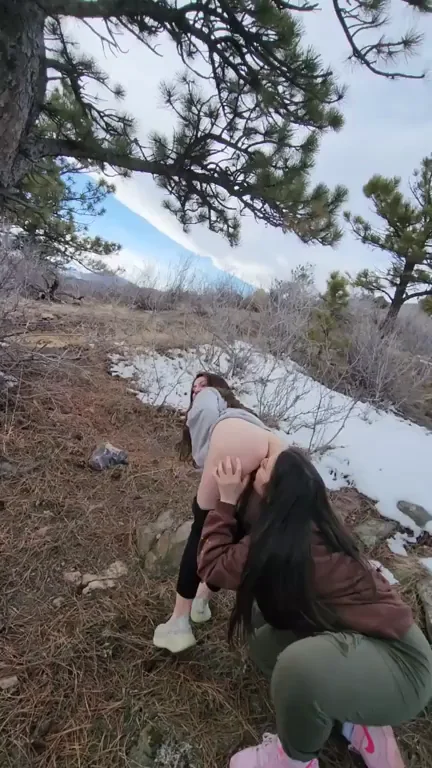 Hiking Boredom Turns to Public Pussy Pounding 🍑🌲💦