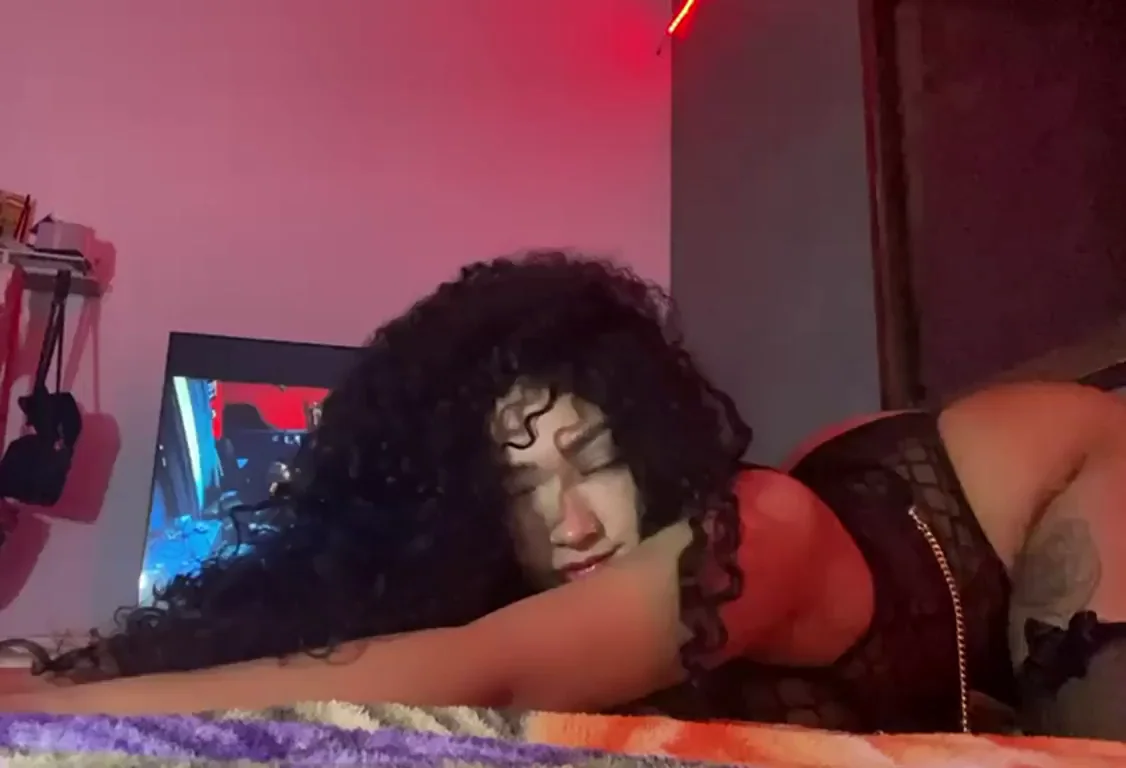 Curvy Ebony Cam Slut Open for Naughty Calls 💋🔥