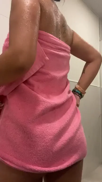Booty shake while wet