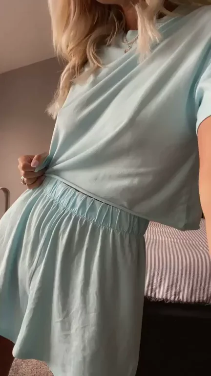 Waking You Up with This Slutty Fit Mombod 😈💦