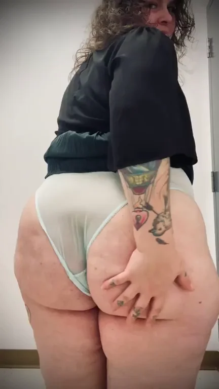 Thick BBW Slut Ditches Work to Twerk Her Massive Ass 😈