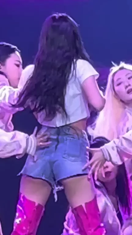 Mina's Juicy Ass Twerk in Tiny Shorts 💦🍑🔥