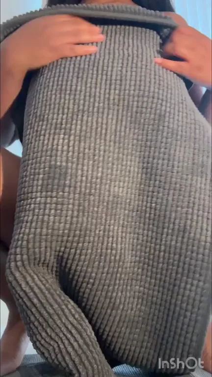 🔥 Ebony Babe Spreads Her Sweater for Pussy Inspection - No Pullout Needed! 🍫💦