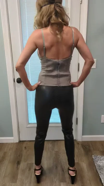 🔥 MILF Tease: Dropping Massive Tits Before Night Out! 🍒
